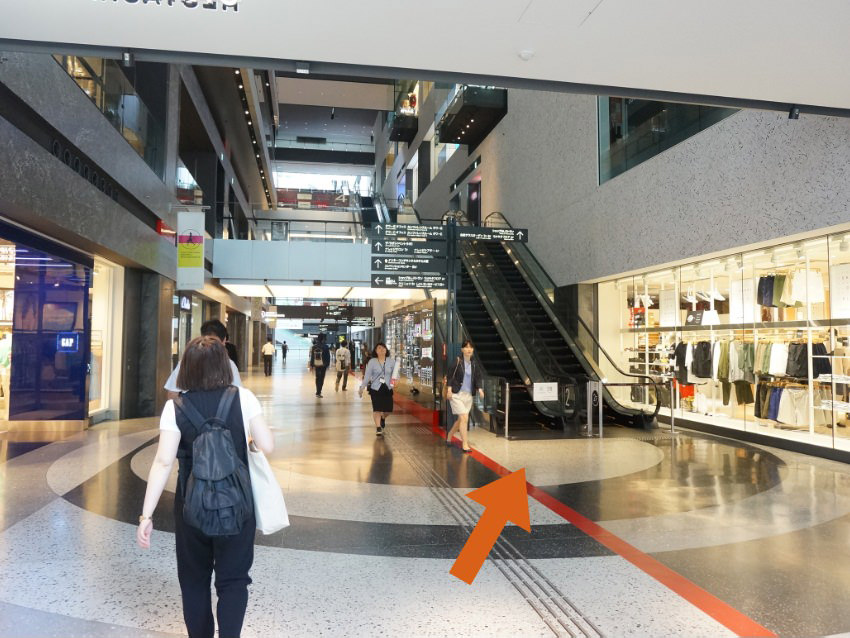 北館2階エスカレーター乗り場の写真