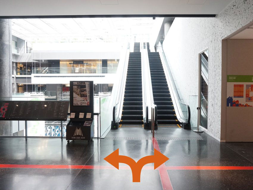 北館5階エスカレーター乗り場の写真